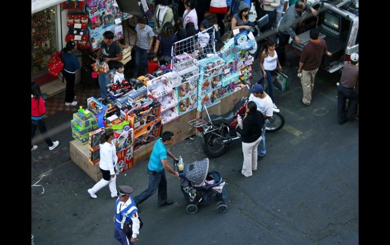 Comerciantes de la calle Obregón invaden incluso el arroyo de la calle. E. PACHECO  /