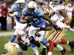 Mike Tolbert  de los Cargadores de San Diego con el dominio del balón. AP  /