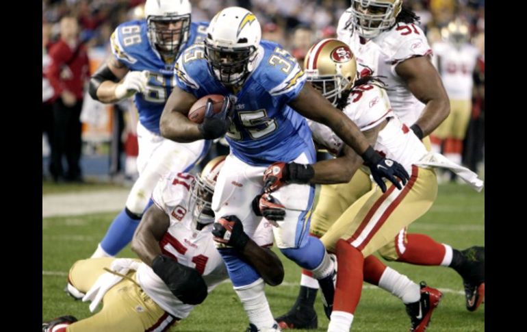 Mike Tolbert  de los Cargadores de San Diego con el dominio del balón. AP  /