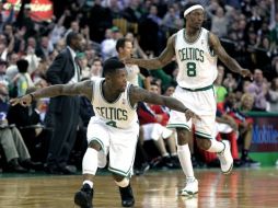 Los jugadores de los Celtics de Boston festejando su victoria. AP  /