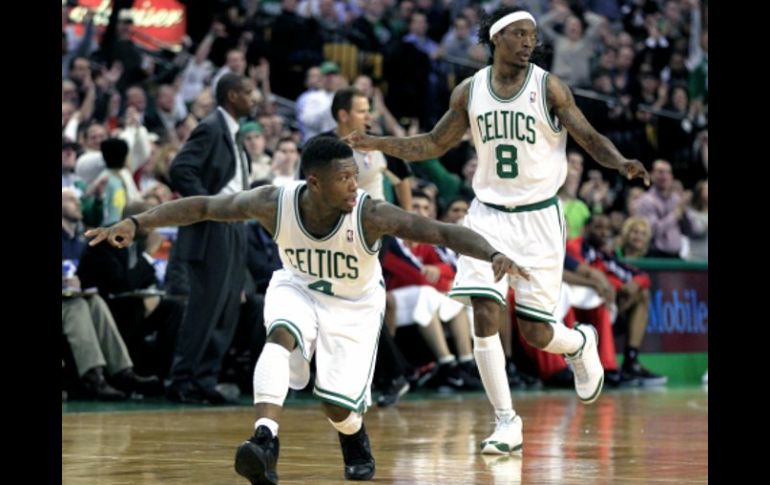 Los jugadores de los Celtics de Boston festejando su victoria. AP  /