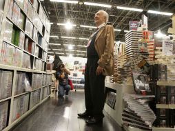 El escritor Sergio Pitol sonríe al ver que una joven le toma una fotografía en el stand del Fondo de Cultura Económica. A. CAMACHO  /