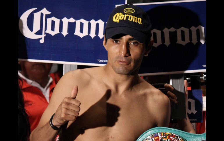 'Terrible' Morales sostiene el cinturón que expondrá esta noche en Tijuana. MEXSPORT  /