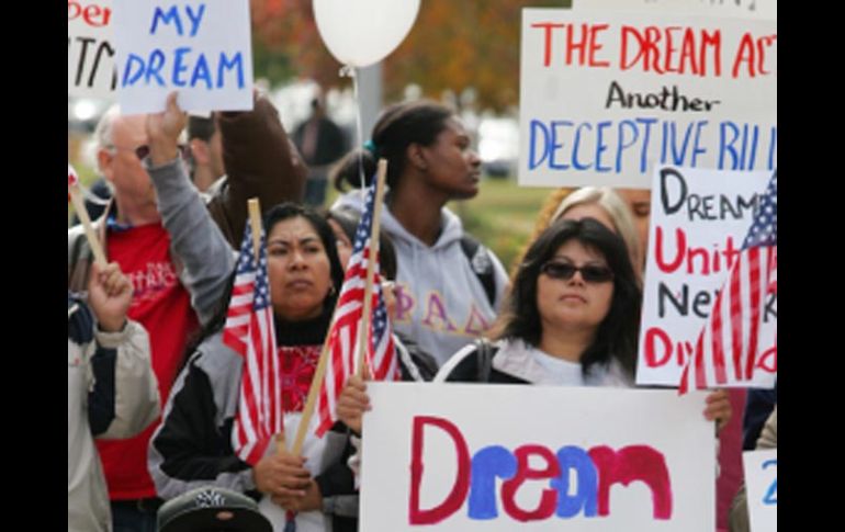 Estudientes universitarios se manifiestan a favor de la probación del Dream Act. AP  /