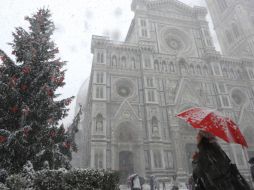 El Duomo de Florencia, Italia, luce un aspecto navideño gracias a la intensa nevada. EFE  /