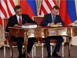 Obama y Medvedev, firmando el tratado en el Castillo de Praga el 8 de abril de 2010. AP  /