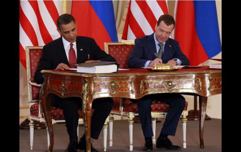 Obama y Medvedev, firmando el tratado en el Castillo de Praga el 8 de abril de 2010. AP  /