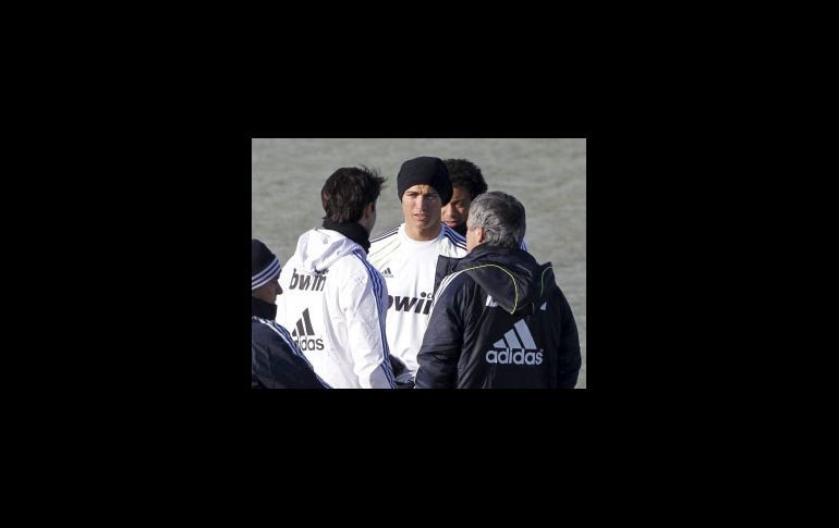 El director técnico, José Mourinho, platicó con sus jugadores al finalizar el entrenamiento previo al partido. EFE  /