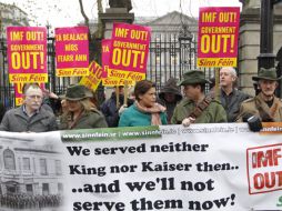 Manifestantes se reúnen frente a Leinster House en Dublín, Irlanda. AP  /