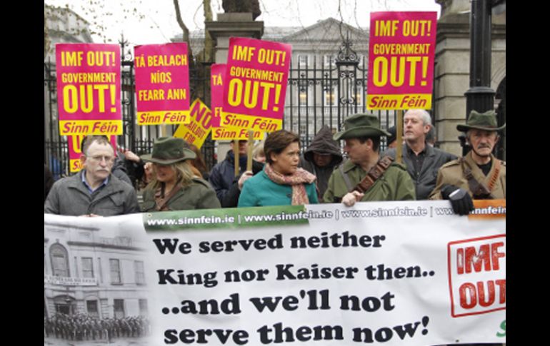 Manifestantes se reúnen frente a Leinster House en Dublín, Irlanda. AP  /