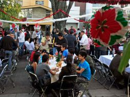 Ayer, estudiantes y académicos de la UdeG realizaron una posada-manifestación en las afueras de Casa Jalisco. E. BARRERA  /