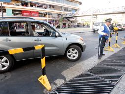 Agentes viales colocaban y quitaban vallas para peatonalizar intermitentemente la zona comercial de Obregón. S. NÚÑEZ  /