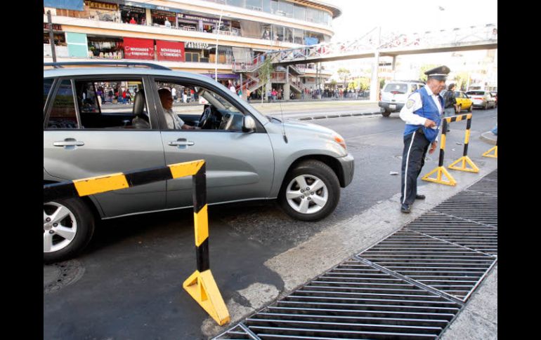 Agentes viales colocaban y quitaban vallas para peatonalizar intermitentemente la zona comercial de Obregón. S. NÚÑEZ  /