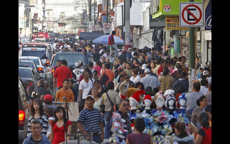 En Obregón se apretujan en total desorden compradores y vehículos particulares en plena euforia por la época decembrina. S. NÚÑEZ  /