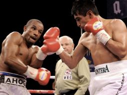 El boxeador mexicano Erik 'Terrible' Morales (der) defendió su título plata. EFE  /