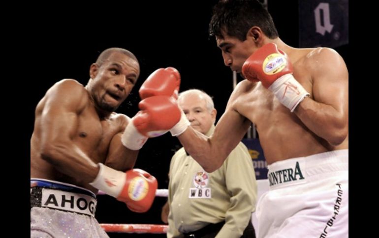 El boxeador mexicano Erik 'Terrible' Morales (der) defendió su título plata. EFE  /