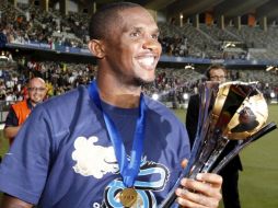 Samuel Eto'o es el primer africano en recibir el Balón de Oro en un Mundial de Clubes. AP  /