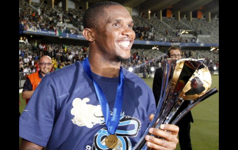 Samuel Eto'o es el primer africano en recibir el Balón de Oro en un Mundial de Clubes. AP  /