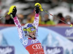 La estadounidense Lindsey Vonn celebra tras alzarse con la victoria de la prueba de súper combinada y general de la Copa del Mundo. EFE  /