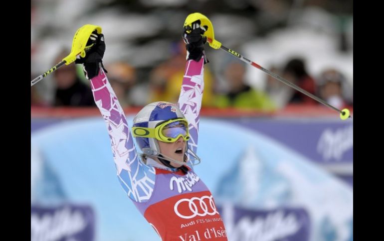 La estadounidense Lindsey Vonn celebra tras alzarse con la victoria de la prueba de súper combinada y general de la Copa del Mundo. EFE  /