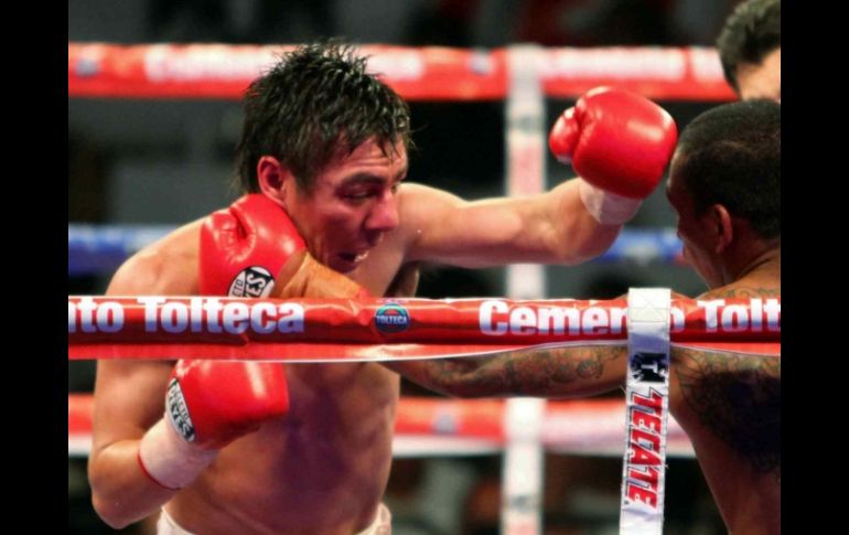 El boxerador mexicano consiguió la victoria desde el primer round. MEXSPORT  /