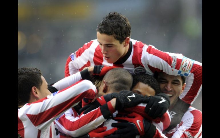 Los jugadores del PSV se reunen para festejar su victoria. AFP  /