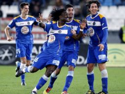 El centrocampista ghanés del Getafe, Derek Boateng (c) celebra con sus compañeros la consecución del tercer gol de su equipo. EFE  /