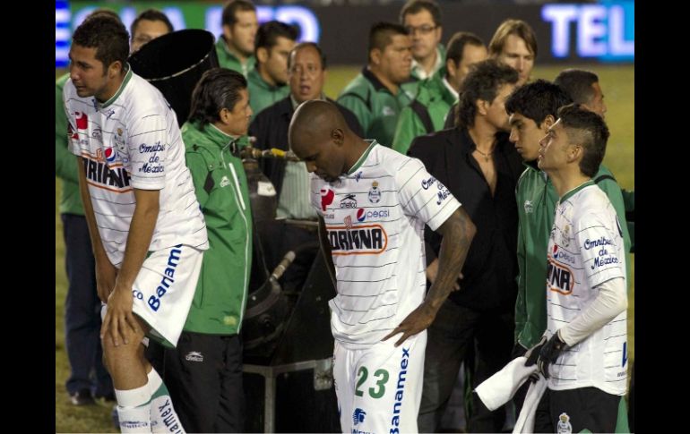 Los jugadores de Santos Laguna tras perder la final del torneo Apertura 2010. MEXSPORT  /