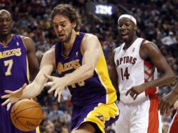 Pau Gasol anotó 20 puntos a favor de los Lakers y se convirtió en jugador fundamental para el triunfo. REUTERS  /