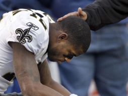 Marques Colston de los Santos de Nueva Orleans, es consolado tras la derrota de su equipo. AP  /