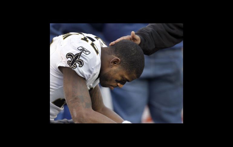 Marques Colston de los Santos de Nueva Orleans, es consolado tras la derrota de su equipo. AP  /