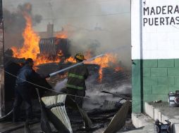 Hombres armados prendieron fuego al negocio de donde 'levantaron' a Manuel Monge. EFE  /