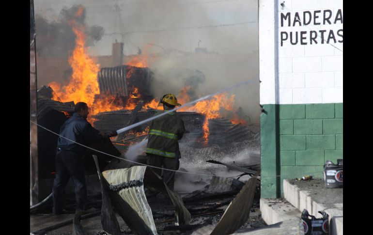 Hombres armados prendieron fuego al negocio de donde 'levantaron' a Manuel Monge. EFE  /