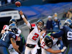 El mariscal de los Halcones, Matt Ryan, lanza el balón, en el triunfo de hoy. AP  /