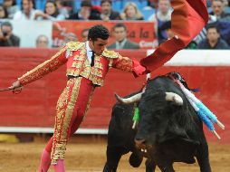 Matías Tejela, con su primer toro de la tarde, 'Cartero', de 515 kilogramos. NTX  /