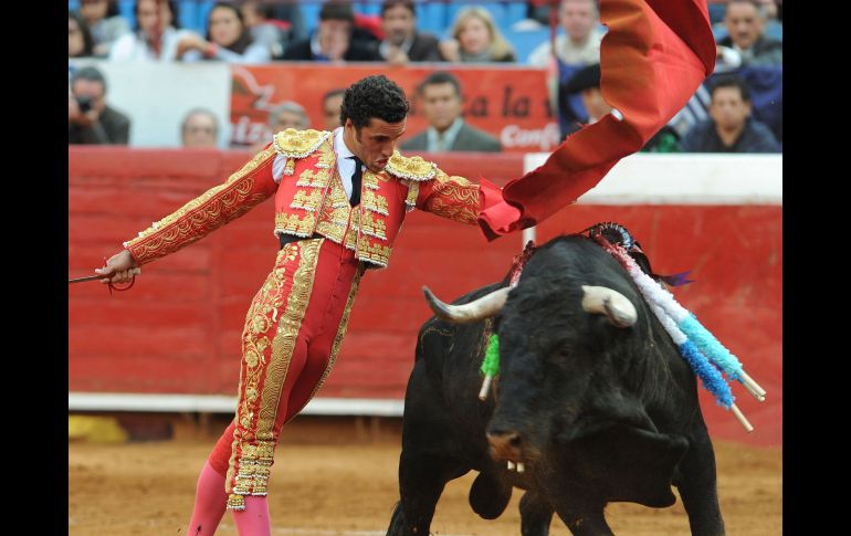 Matías Tejela, con su primer toro de la tarde, 'Cartero', de 515 kilogramos. NTX  /