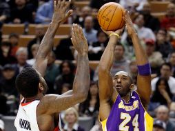 Kobe Bryant dispara ante la marca de Amir Johnson en la victoria de los Lakers de 120 a 110. REUTERS  /