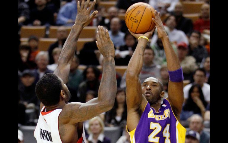 Kobe Bryant dispara ante la marca de Amir Johnson en la victoria de los Lakers de 120 a 110. REUTERS  /