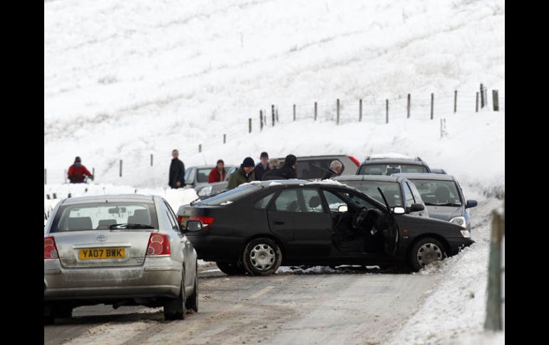Fuertes nevadas volvieron a desquiciar el domingo los vuelos en gran parte de Europa y causar derrapes de vehículos. REUTERS  /