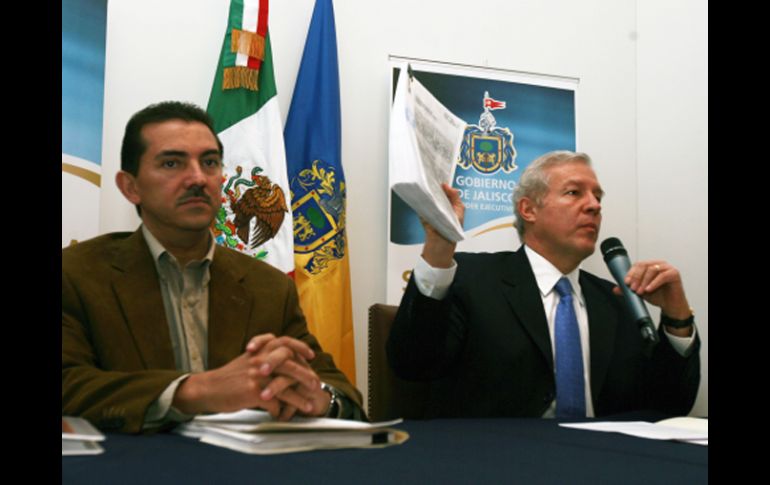 Fernando Guzmán (derecha), aseguró que el presupuesto aprobado por diputados del PRI, PRD y PVEM es excluyente. E. BARRERA  /