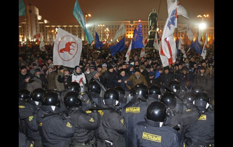 La Policía se enfrenta a los manifestantes en el Centro de Minsk, durante una protesta, por lo que consideran fraude electoral. EFE  /