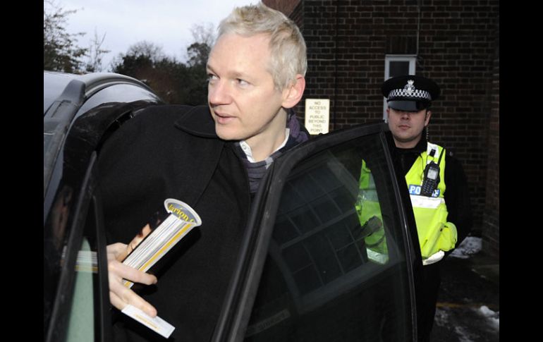 Julian Assange acude a presentarse a la comisaría de Suffolk, como parte de la libertad condicional. REUTERS  /