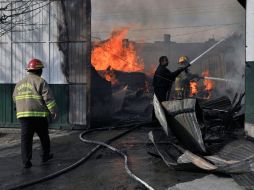 Bomberos extinguieron el sábado el incendio en la maderera de donde fue ''levantado'' el pariente político de Marisela Escobedo. EFE  /