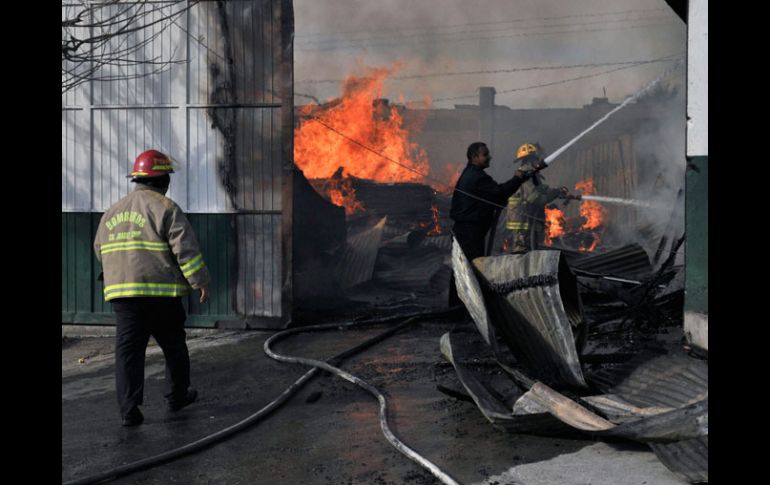 Bomberos extinguieron el sábado el incendio en la maderera de donde fue ''levantado'' el pariente político de Marisela Escobedo. EFE  /