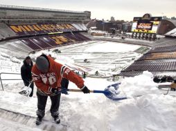 El trabajo en el Estadio de la Universidad de Minnesota fue arduo para que estuviera en condicones para esta noche. AP  /