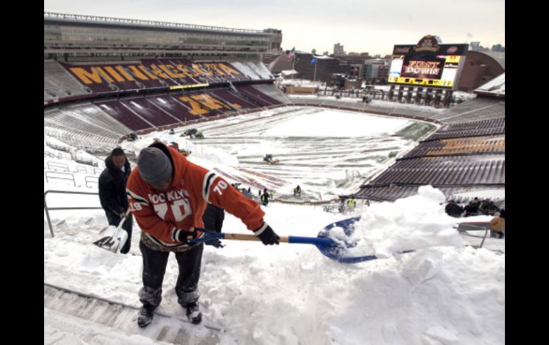 El trabajo en el Estadio de la Universidad de Minnesota fue arduo para que estuviera en condicones para esta noche. AP  /