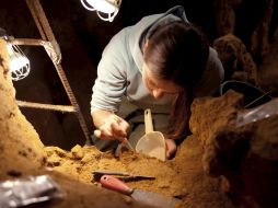 En la imagen, una investigadora toma muestras en el interior de la cueva de El Sidrón. EFE  /