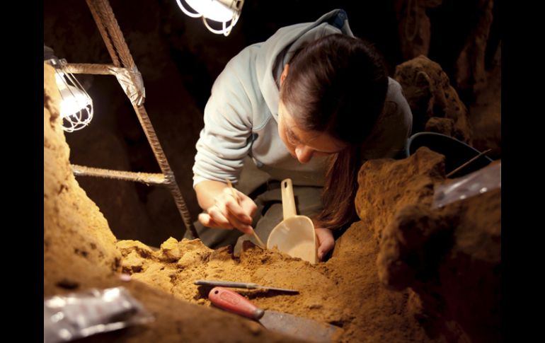 En la imagen, una investigadora toma muestras en el interior de la cueva de El Sidrón. EFE  /