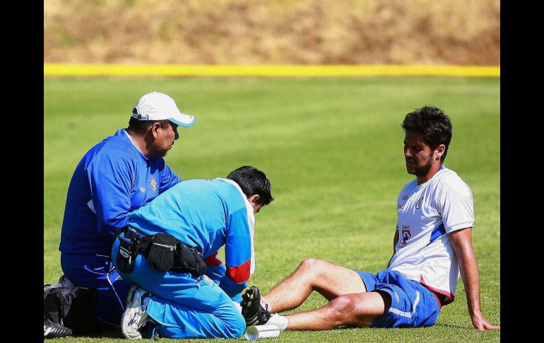 Horacio Cervantes es atendido por el cuerpo médico del Cruz Azul. MEXSPORT  /