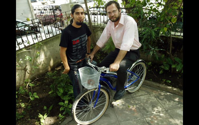 Gilgamesh Ángeles y Alberto Mejorada, integrantes del colectivo ciclista que renovará los bríos en 2011. A.CAMACHO  /